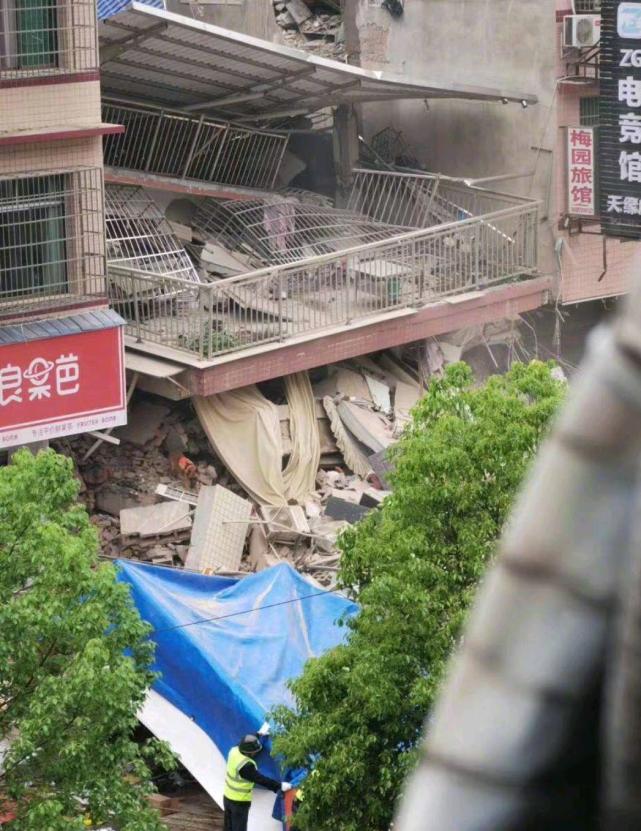 长沙一栋临街楼房坍塌目前已经救出6人仍有39人处于失联中