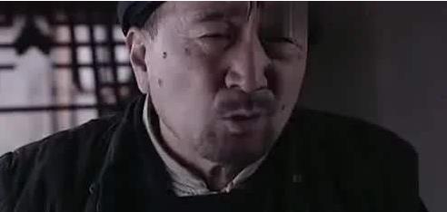 果然,李麻子虽然心里有些犹豫,还是被金条给诱惑住了,因此他就高兴地