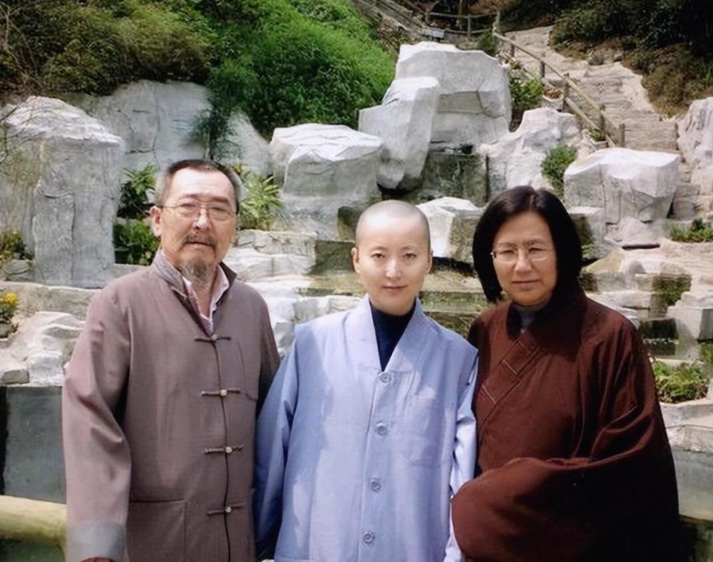 陈晓旭与父亲和姑妈2007年大年初二,郝彤将父母和岳父母召集到家里.