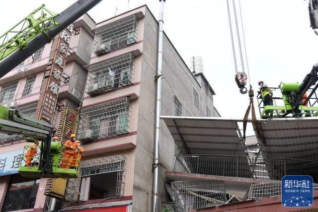 5月1日,救援人员在湖南长沙居民自建房倒塌事故现场进行救援.