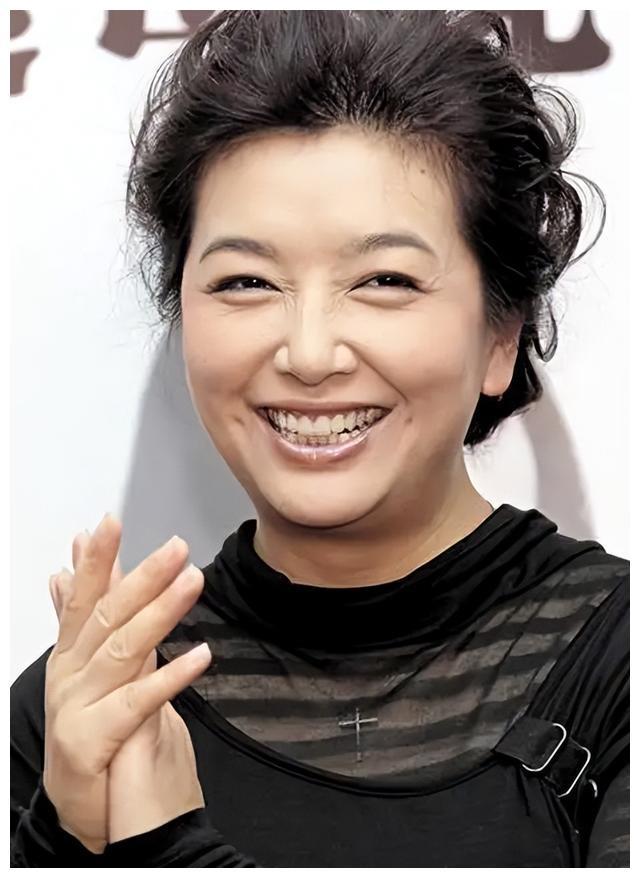 伤痕累累的江珊和靳东分开之后,带着女儿到美国上学,这应该是江珊最