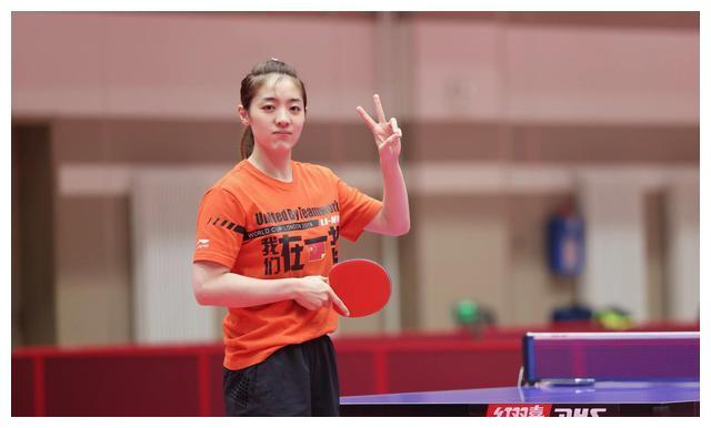美女车晓曦当老师,教乒乓球,想必会座无虚席吧!