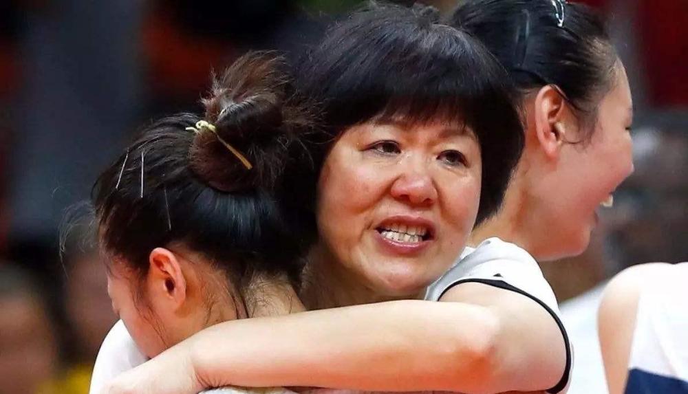 郎平回到美国养老受到很多媒体的关注祝福她家庭美满幸福