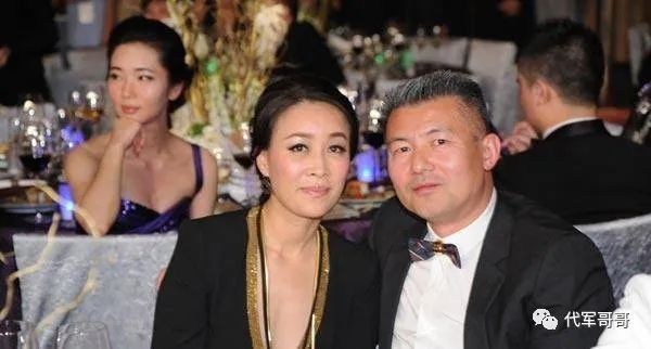 一婚丈夫因吸毒被抓,二婚嫁给酒吧老板,如今54岁的她过得怎样?