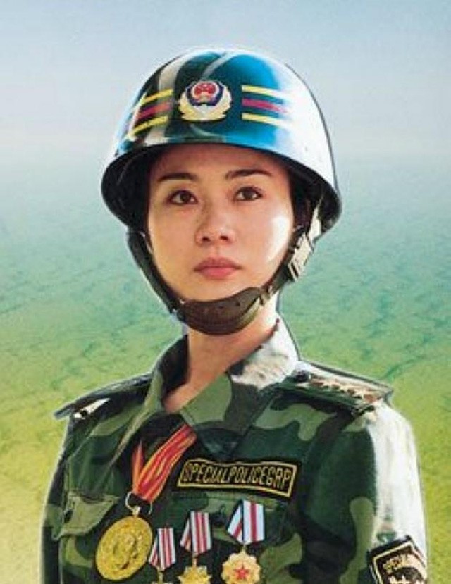 中国第一警花16岁加入女子特警队嫁航空保安今已是大校警衔