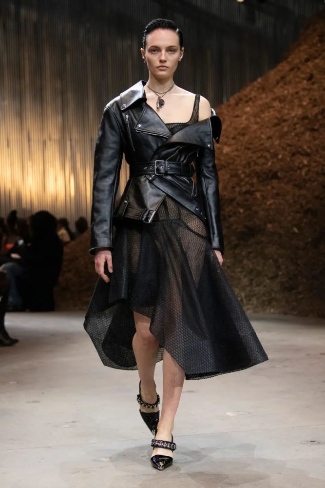 alexandermcqueen2022秋冬刚柔并济的女性浪漫