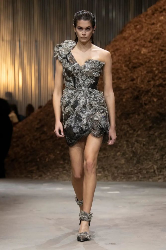 alexandermcqueen2022秋冬刚柔并济的女性浪漫