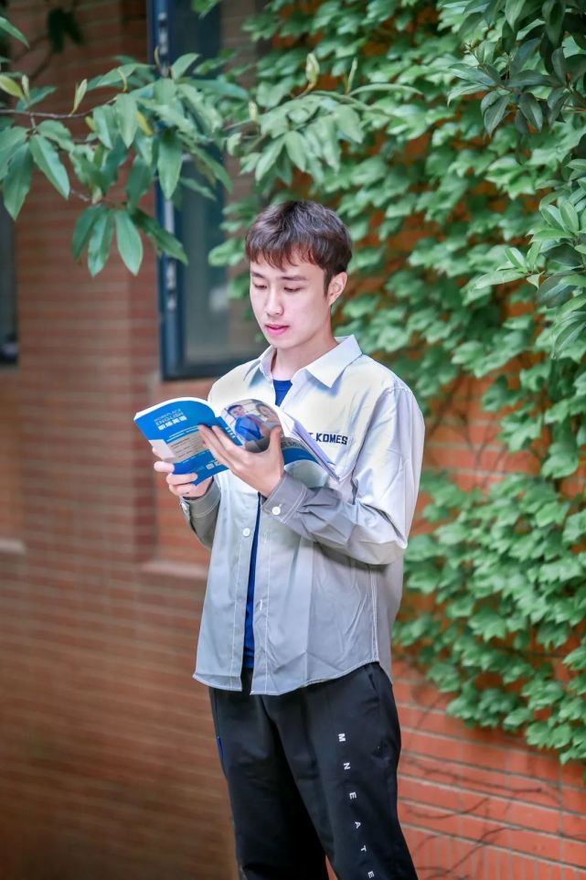 文华学院再现学霸男神:因父亲戏言考研同济,身高180,颜值超帅!