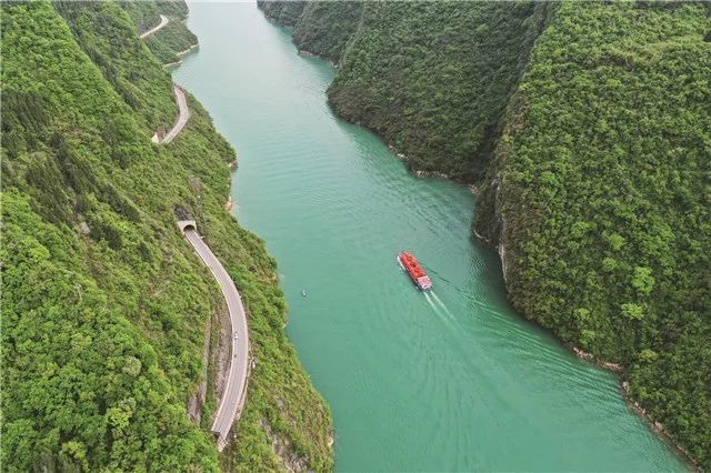 流经善感,鹿角,双龙,新田,石盘,万足六个乡镇