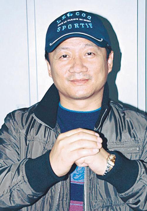 唐鉴军:凭《乡村爱情》走红,和不孕妻子恩爱,今有俩