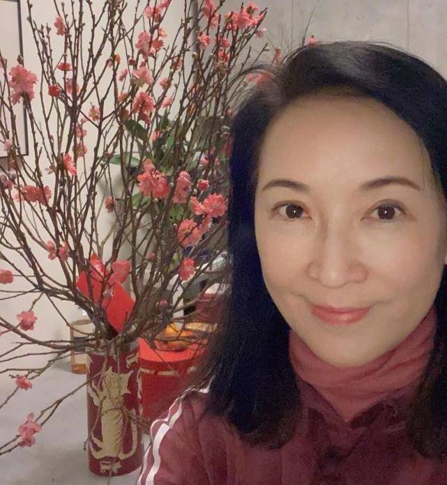 tvb女艺人龚慈恩难得晒与女儿贴脸合影 母女俩长相像饼印一样