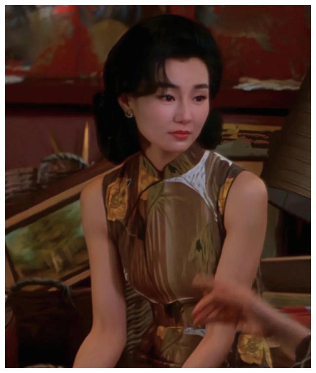 无论过去多少年,张曼玉在电影中的形象也仍然是大家心目中的旗袍女王