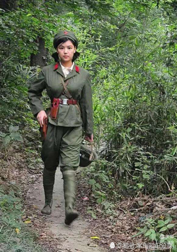 历史老照片:1979年,对越自卫反击战中云南老山前线一位女兵的留影.