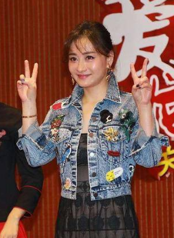 上年纪后的陈德容在出席某活动时,身着黑裙与牛仔衣,这两件单品在她的