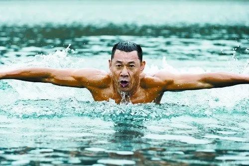 不拍戏时,他像住在健身房;拍戏时,就随身带着健身轮,走哪练哪,一天不