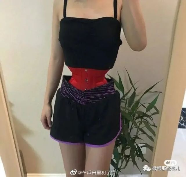 这样的细腰你觉得美吗?她的腰还没我大腿粗,新时代裹小脚?