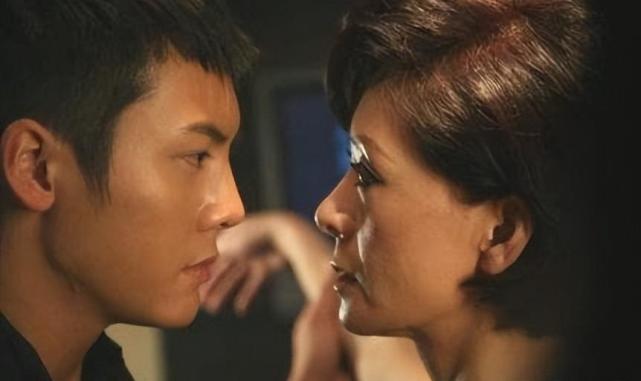 并很快和当红明星陈伟霆拍摄了电影《出轨的女人》,在电影中演绎了一