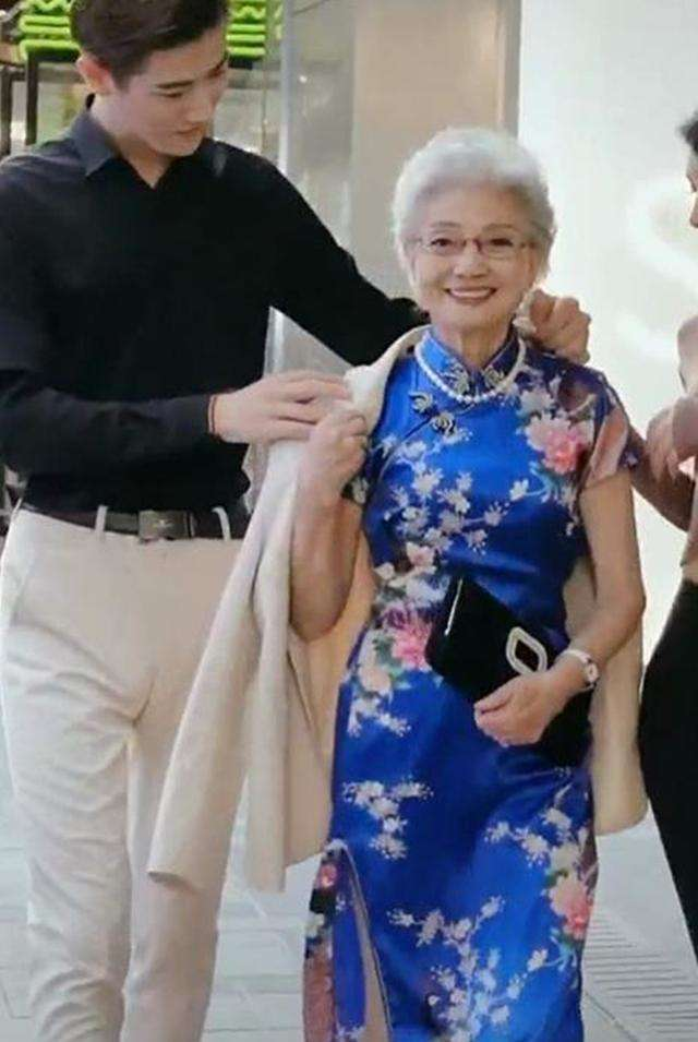 因为担心满脸皱纹,满头白发,更害怕晚年以一副老态龙钟的样子示人