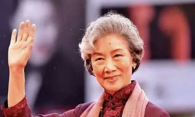 她拍的这两部剧并称为"国产剧两大巅峰",不愧为老戏骨