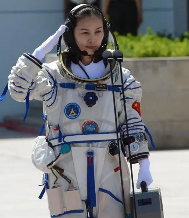 当然还离不开婆婆聂秀平的照料,因为在王亚平与赵鹏的孩子出生以后,也