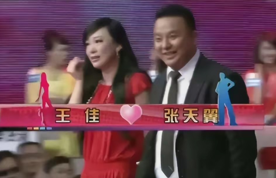 下台时,王佳还一脸幸福的看着张天翼,原本以为自己是遇到了真爱,两人