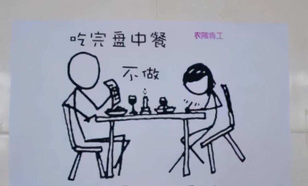 为了杜绝浪费,食堂也是煞费苦心,贴出了一张手绘画,上面写道:"吃完盘