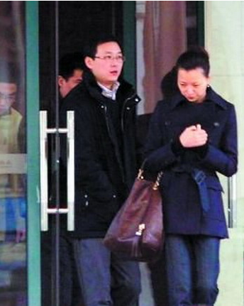 据爆料,密春雷缺席了公司审议年报的会议,自2022年初起,董卿老公密