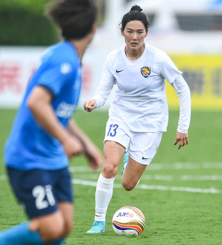 5月4日,上海农商银行队球员杨莉娜(右)在比赛中.