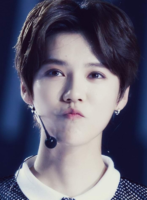 鹿晗胡歌杨洋 眼含秋水让人欲罢不能