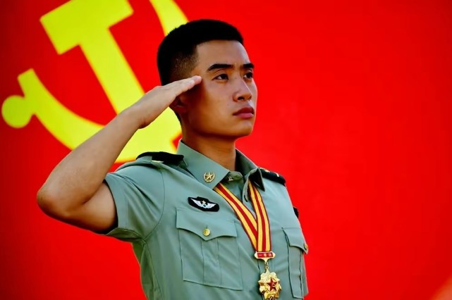 内五人在命悬一线的时候,解放军战士高举石头蒙砸玻璃,一家四口得救了