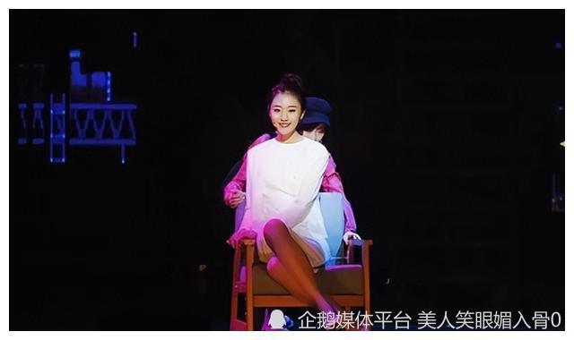 2022年,她还转行当起了演员,出演了电视剧《明天会更好,成为一名