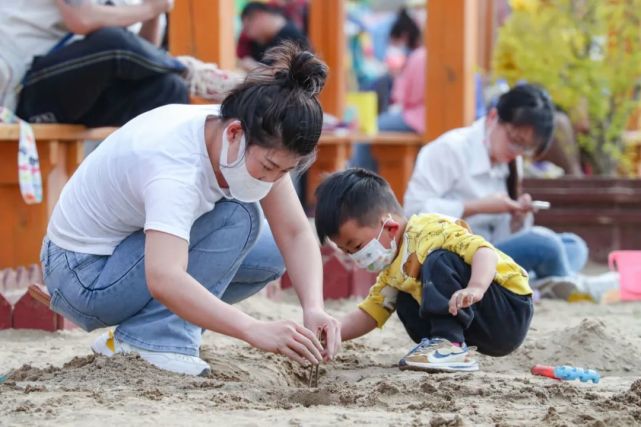 亲子沙滩乐园里嬉戏,沿河步道上放飞风筝,观赏河面栖息的水鸟…大黑