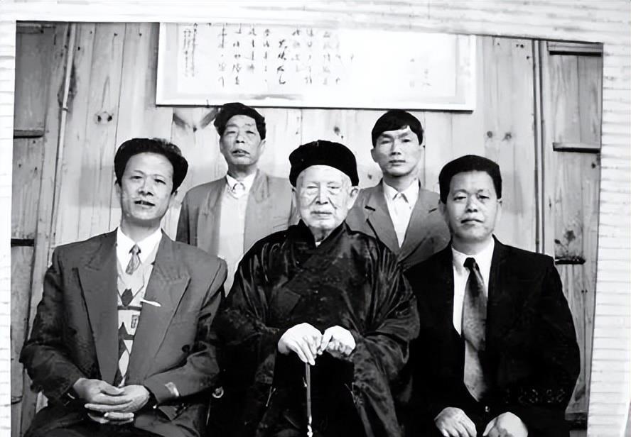 解放初期,杨道明找到当地政府,表示愿意为政府做公文,账簿等工作,对于