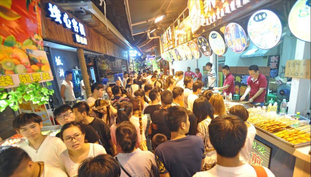 实拍厦门曾厝垵美食街曾经热闹非凡如今游客稀少异常冷清
