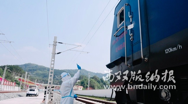 磨憨边检站助力粤港澳大湾区首列中老泰国际冷链班列快速通关