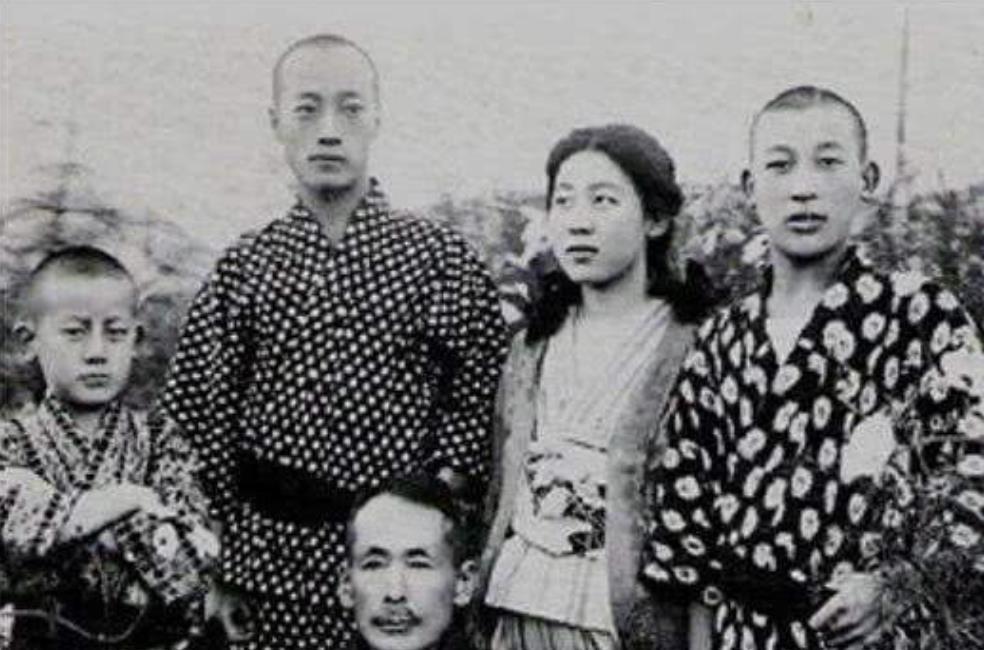 1948年川岛芳子在北平被枪决遗体手中紧握一纸团写着什么