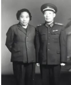 1951年杜平中将敬酒主席一饮而尽此生豪饮仅此一次