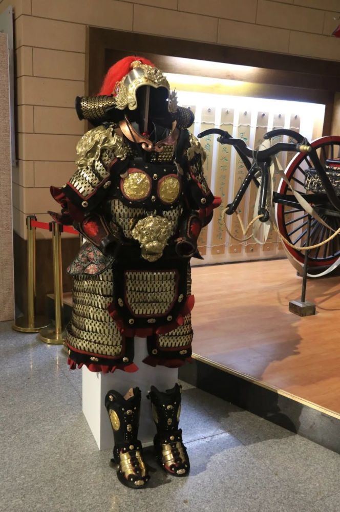 "明光铠"是中国古代的一种铠甲,相传是南北朝至唐时期流行的胸前有两