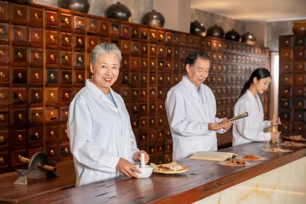 一,轻叩膻中畅胸阳《黄帝内经·素问·上古天真论》中有一段话说"