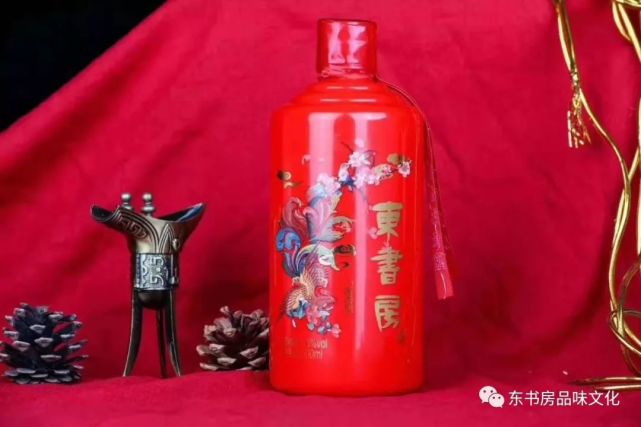 相传,北宋大文学家王安石年轻时带着书童赴京城赶考,途中看到一员外大