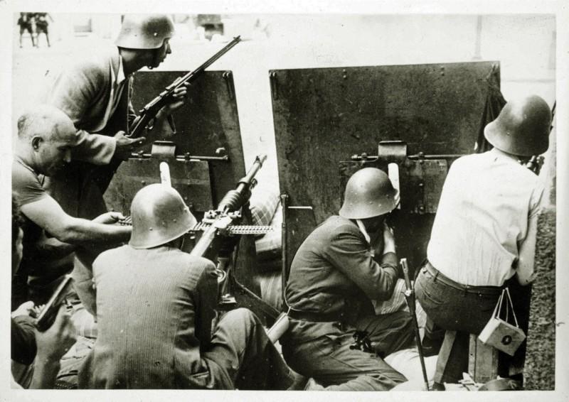 1939年4月,西班牙国民军获得胜利,西班牙第二共和国解体,所有右翼组织