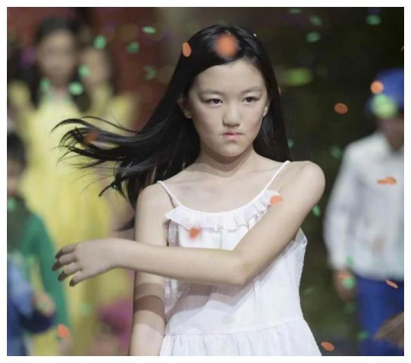 15岁李嫣大量性感照曝光尺度大身材好网友比你超模后妈还辣