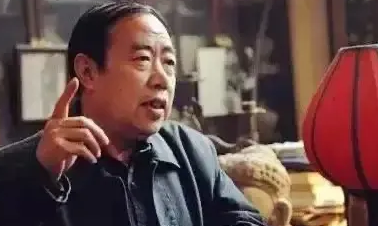 一天贾平凹带现任郭梅去哥们家赴宴哥们醉醺醺的说下回别带你老婆出来