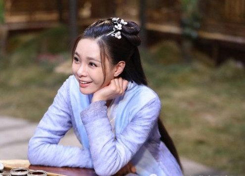 热巴和沈梦辰仅差2岁 气质却差别太大