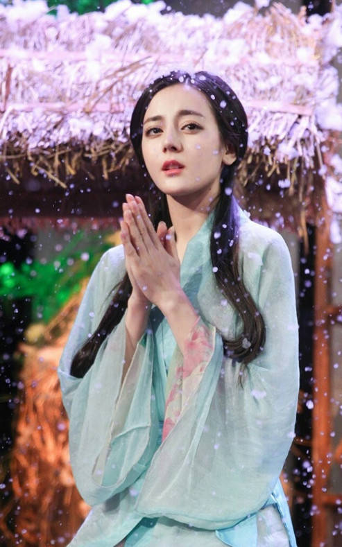 热巴和沈梦辰仅差2岁 气质却差别太大