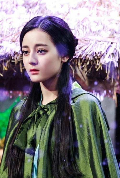 热巴和沈梦辰仅差2岁 气质却差别太大