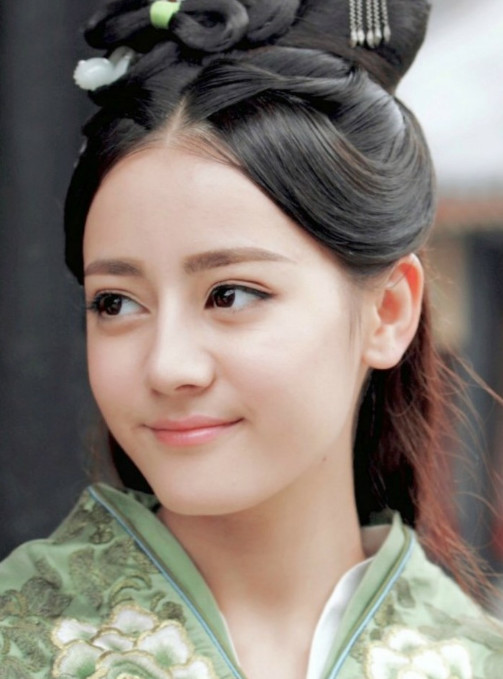 热巴和沈梦辰仅差2岁 气质却差别太大