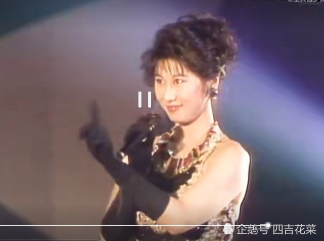 往回看,在叶倩文年轻时,她和梅艳芳同台飙歌,仍然是这一首热力四射的