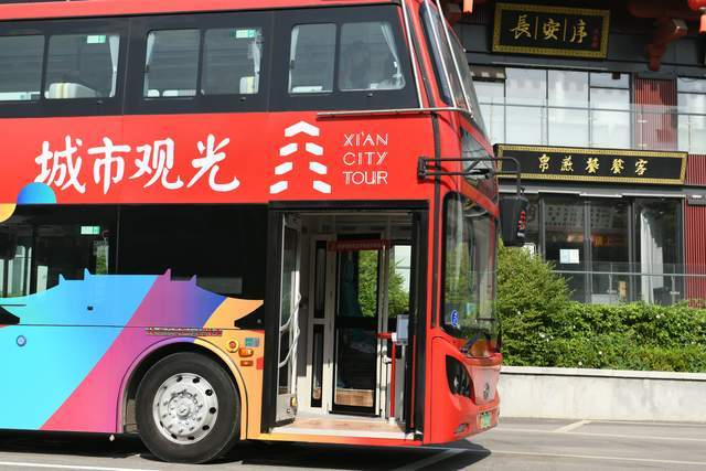 古都街头新亮点西安旅游观光巴士给唐文化旅游沉浸式乘车体验