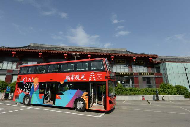 古都街头新亮点西安旅游观光巴士给唐文化旅游沉浸式乘车体验